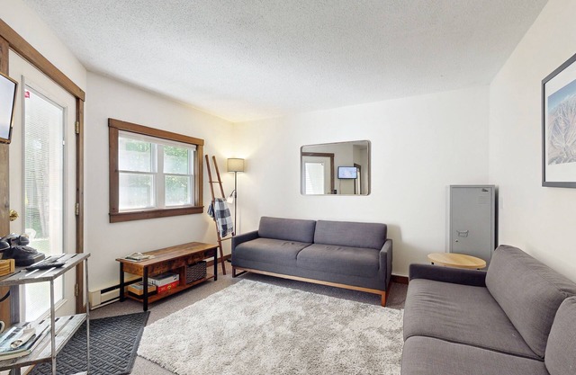 Convenient recreation condo, outdoor pool, kitchenette, wifi, patio, TV