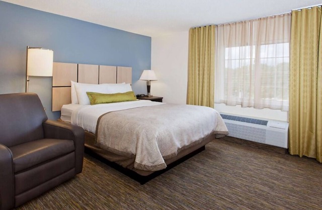 Convenient Stay! FREE Parking, Pets Allowed, Close to Alief Community Park!
