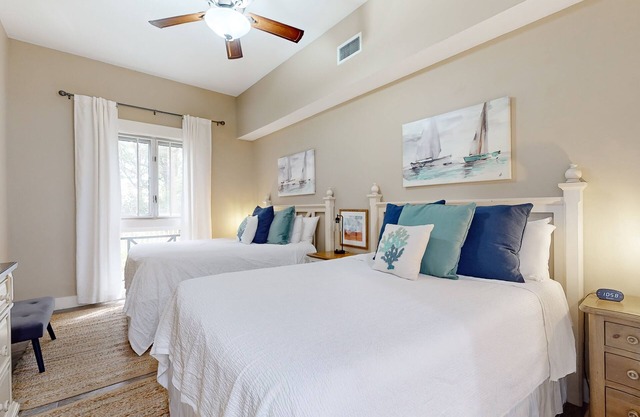 Convenient studio close to beach and pier w/WiFi, shared pool, AC
