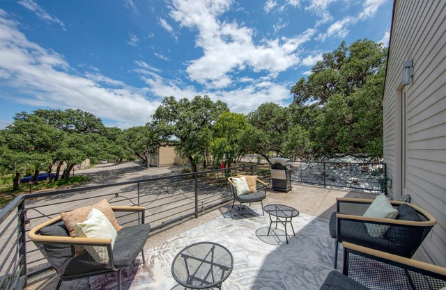 Conveniently Located Upstairs Deck BBQ