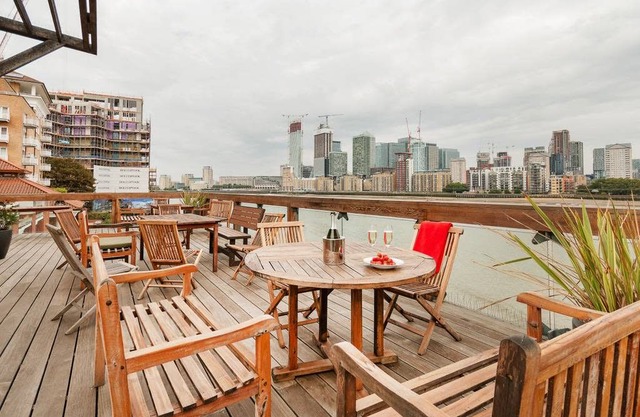 Converted Warehouse Flat sleeps 8 w/Thames views