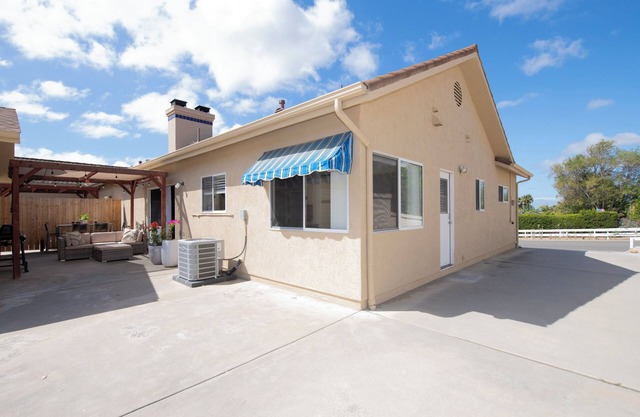 Cool 2-bedroom house with AC in Oceanside