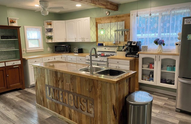 Cool 4-bedroom house with AC in charming Ashtabula