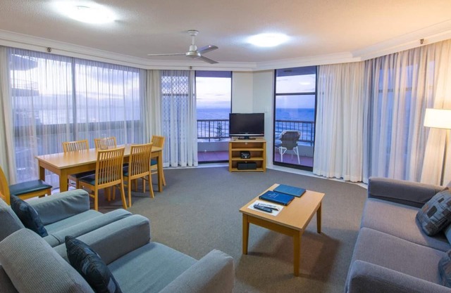 Coolangatta Absolute Beachfront Apart. sleep 6 avail. 27th Dec. 2025t - 10th Jan