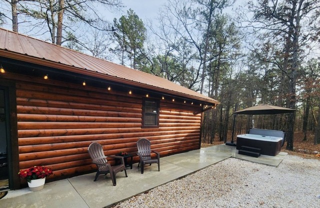Coppermoon Cabin: A Naturalist Retreat, Coppermoon Cabin with Hot Tub in Hochatown
