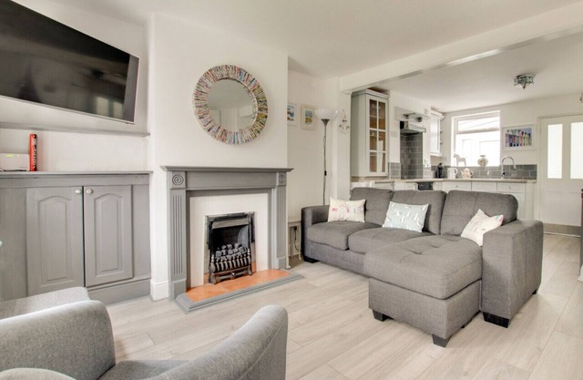 Coral Cottage - Two Bedroom House, Sleeps 4