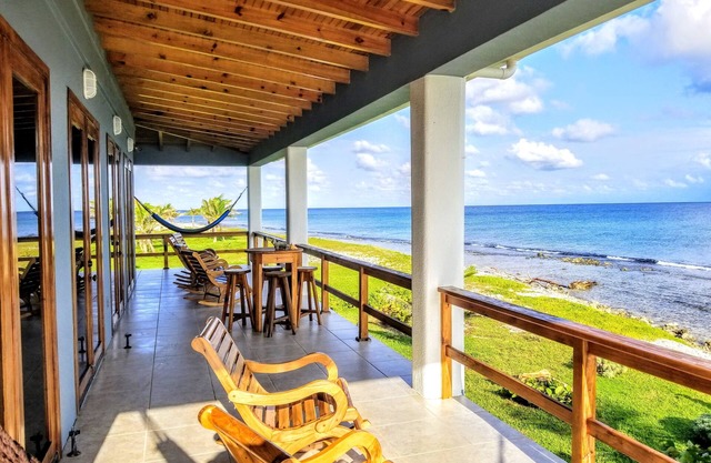 Coral Ridge House Main Floor - 1 Bedroom/1 Bathroom - Spectacular Oceanfront