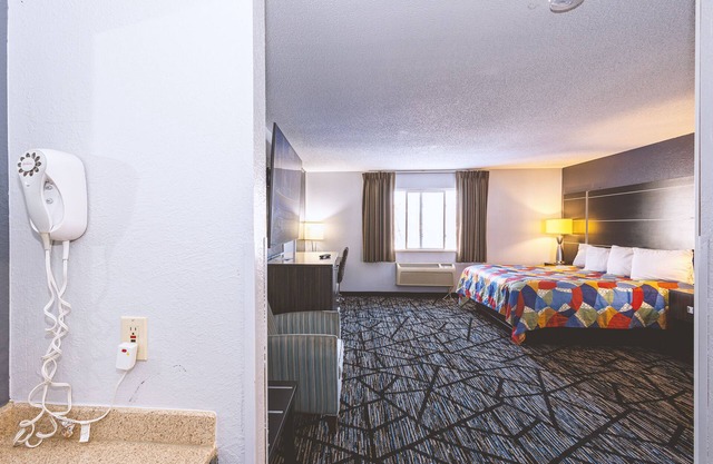 Coratel Inn & Suites Blaine - King Suite with Hot tub Non-Smoking