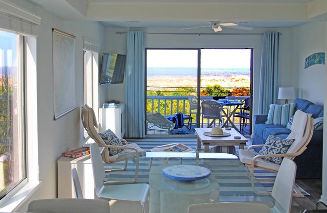 Corner Beachfront, Spacious Luxury 2 BR Villa, Spectacular Views!