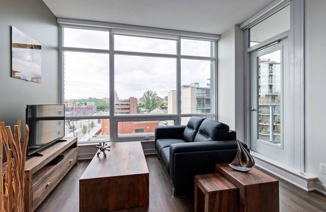 Corporate Stays - Bright and Spacious 1BR Retreat with Top-Tier Amenities