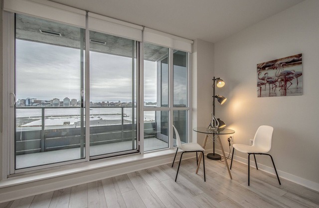 Corporate Stays - Luxurious 1BR Apartment with Upscale Amenities and City Views