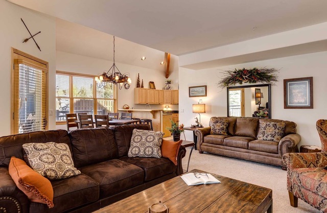 Corral 3bd/3ba , Downtown Breckenridge, 3 King Beds, Walk to Ski Lift, Hot Tub
