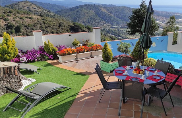 COSTA BRAVA - APPT 5 PERSONS WITH SEA AND MOUNTAIN VIEW