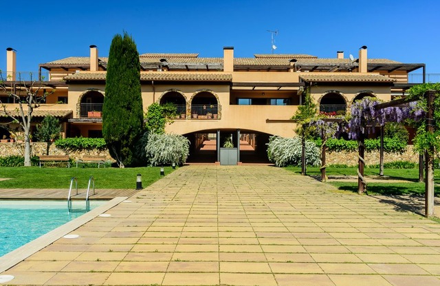 Costabravaforrent Tor 2, apartment for 6, community pool, wifi, parking
