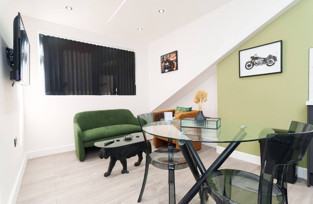 Cosy 1 Bed Apt in Leeds - Smart TV & Mood lights