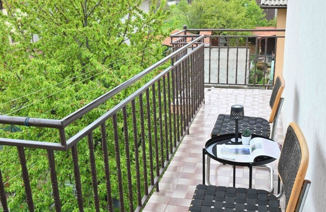 Cosy 1-bedroom apartment in ski resort Bansko with WiFi, terrace, and kitchen.