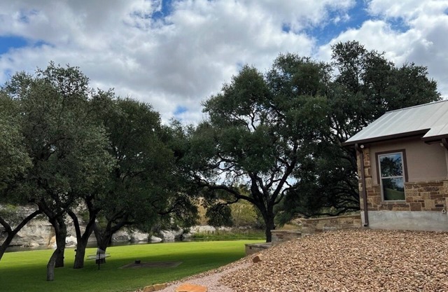 Cosy 1-bedroom cottage with spring-fed creek and spectacular views