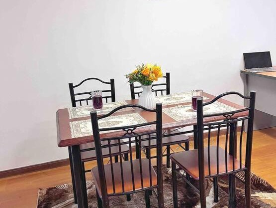 Cosy 2-bedroom Apartment. Free Parking on premise