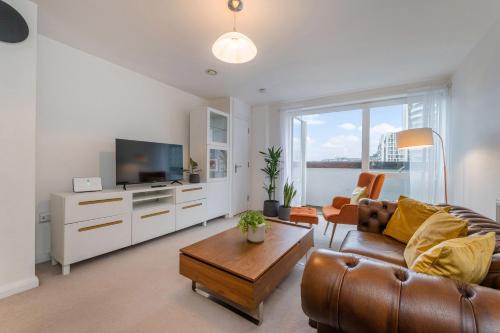 Cosy 2 Bedroom Apartment with Balcony, Holland Park, Notting Hill, Chelsea