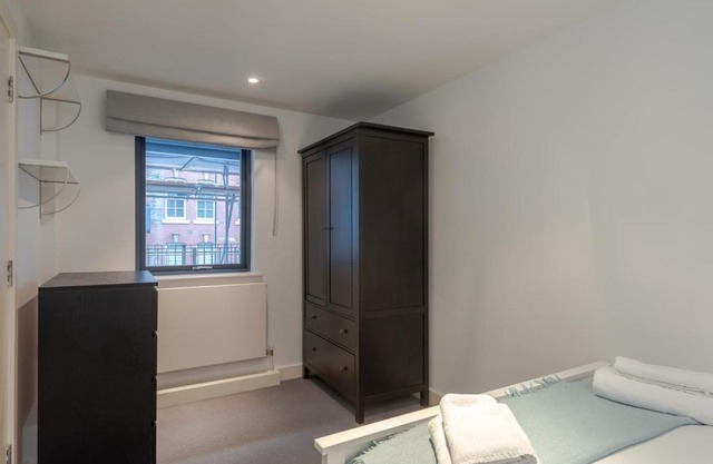 Cosy 2br Flat near Tower Bridge by GuestReady