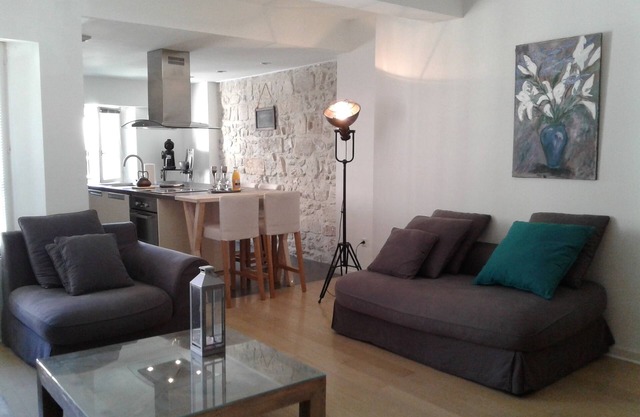 Cosy and very quiet duplex. 2 air-conditioned bedrooms in the heart of the old town.