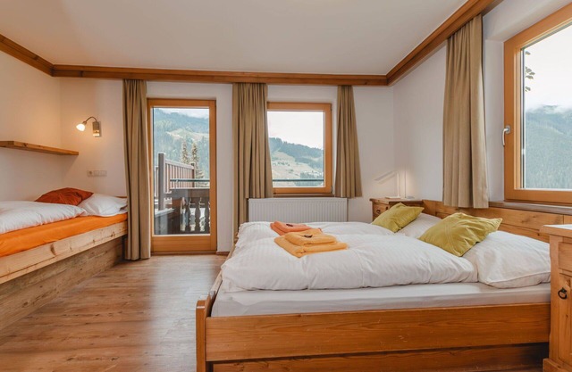 Cosy apartment for 20 guests with WIFI, TV, terrace and pets allowed