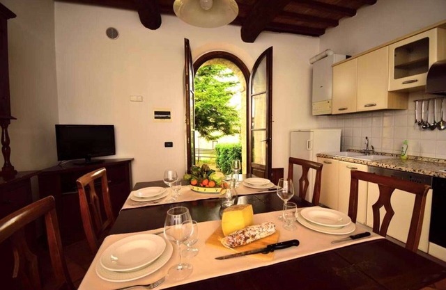 Cosy apartment for 3 guests with A/C, pool, WIFI, TV, pets allowed and parking, close to Siena