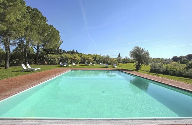 Cosy apartment for 4 people with pool, WIFI, TV, patio, pets allowed, panoramic view and parking