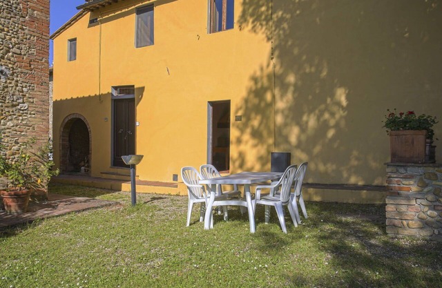 Cosy apartment for 6 people with pool, WIFI, TV, patio, pets allowed, panoramic view and parking