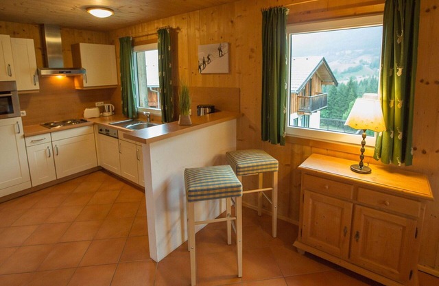 Cosy apartment in villa for 8 people with pool, WIFI, TV, terrace, pets allowed and parking