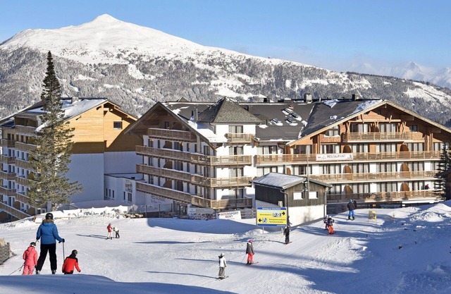 Cosy apartment for 4 people with WIFI, pool, balcony, pets allowed and panoramic view
