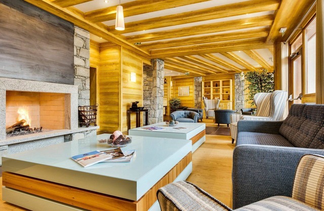 Cosy apartment for 6 guests with pool, WIFI, hot tub, TV, balcony, pets allowed and parking