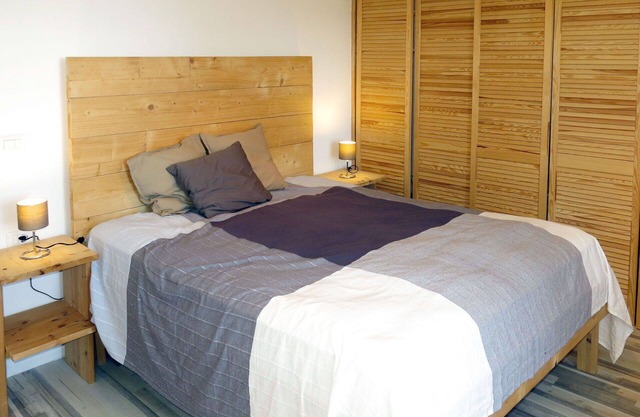 Cosy apartment in villa with WIFI, pool, hot tub, A/C, TV, patio, pets allowed and panoramic view