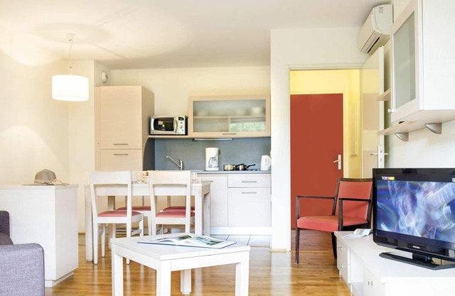 Cosy apartment for 4 guests with hot tub, pool, WIFI, A/C, TV, terrace, pets allowed and parking