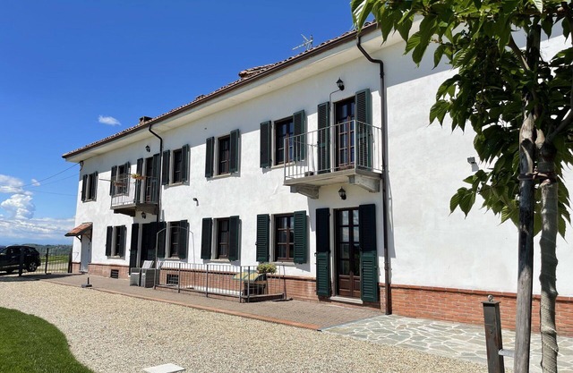 Cosy apartment for 4 people with WIFI, TV, terrace and panoramic view, close to Asti