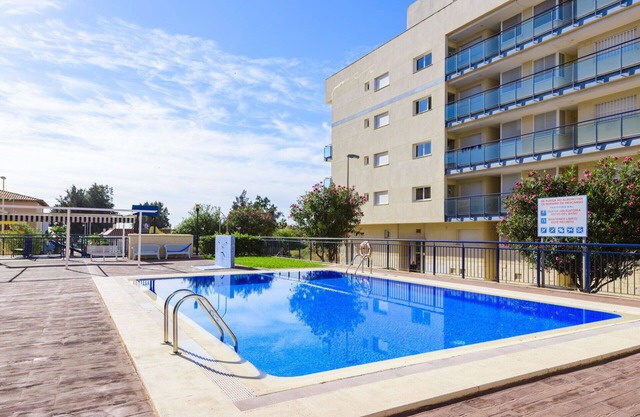 Cosy apartment for 4 people with pool, TV and terrace