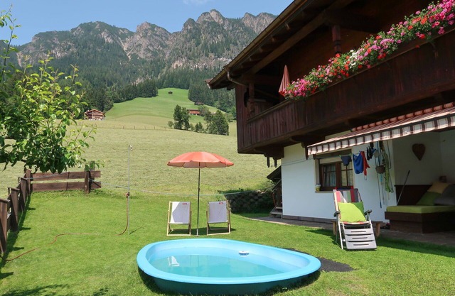 Cosy apartment for 4 guests with WIFI, TV, patio, pets allowed and parking