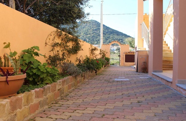 Cosy apartment for 4 guests with WIFI, A/C, TV, terrace and parking