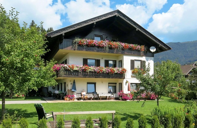 Cosy apartment for 4 people with WIFI, TV, balcony and parking