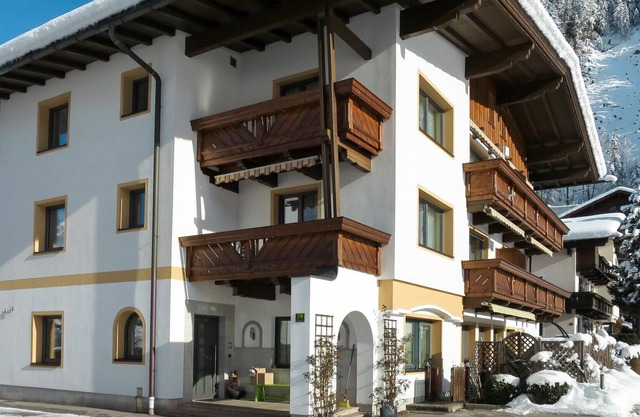 Cosy apartment for 5 people with WIFI, TV, balcony and parking