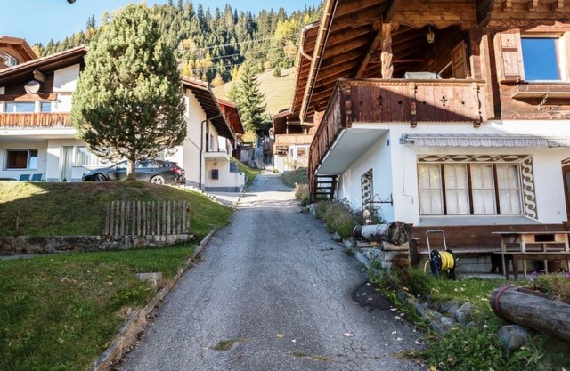 Cosy apartment for 5 people with WIFI, balcony and parking