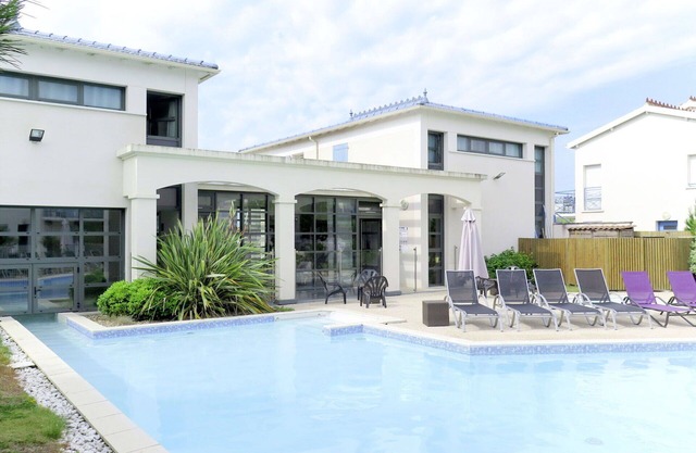 Cosy apartment for 6 guests with pool, hot tub, WIFI, TV, balcony and pets allowed