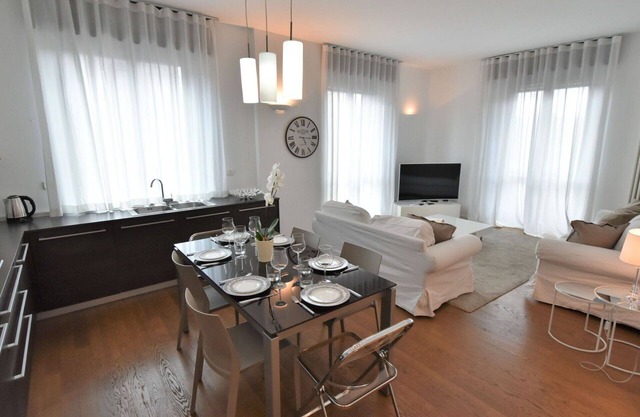 Cosy apartment for 6 guests with WIFI, A/C, TV, balcony and parking