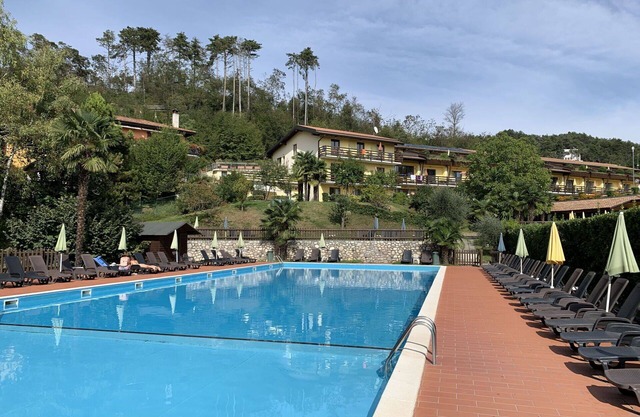 Cosy apartment for 6 guests with WIFI, hot tub, pool, TV, terrace and pets allowed