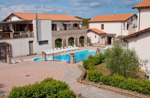 Cosy apartment for 6 people with pool, A/C, TV, patio, pets allowed and parking