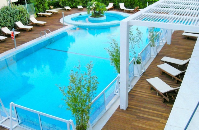 Cosy apartment for 6 people with pool, A/C, WIFI, TV, patio and pets allowed
