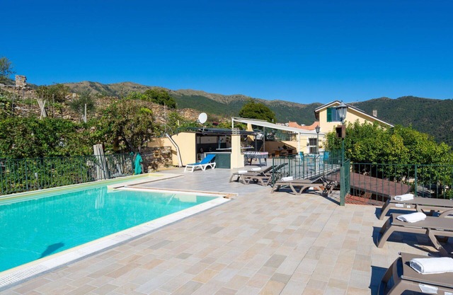 Cosy apartment for 6 guests with hot tub, WIFI, pool, A/C, TV and patio