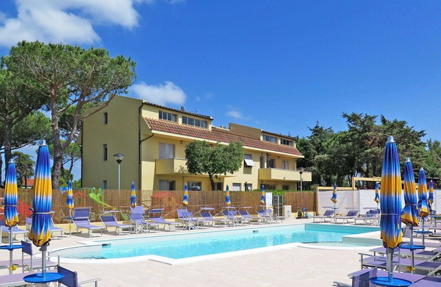 Cosy apartment for 6 people with pool, A/C, WIFI, TV, patio, pets allowed and parking