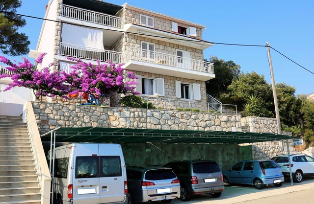 Cosy apartment for 8 people with WIFI, A/C, TV, balcony and parking