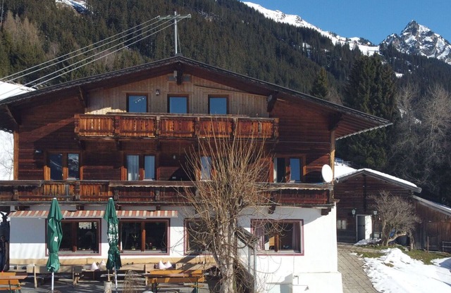 Cosy apartment for 9 guests with WIFI, TV, balcony and parking